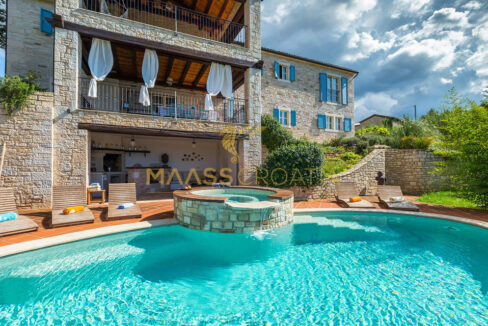 Pool und Haus