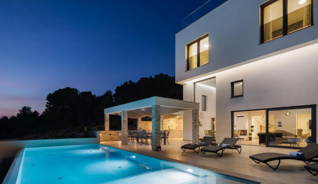 Neue moderne Villa mit Meerblick in der Nähe von Šibenik