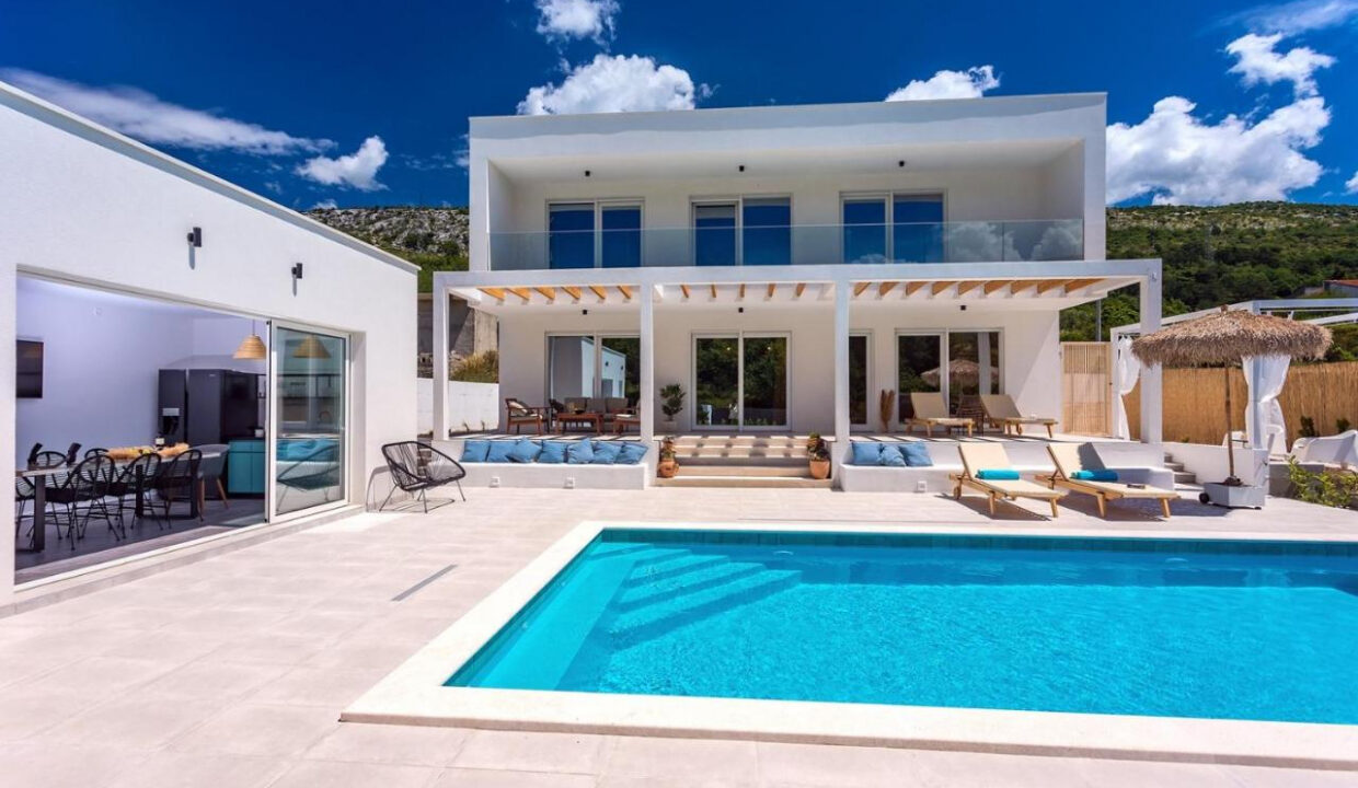 Wunderschöne weiße Villa bei Omis