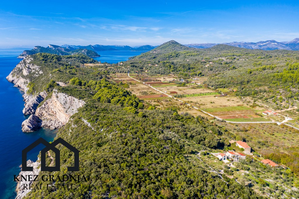 Erstaunliche handgefertigte Steinvilla auf der Insel Sipan