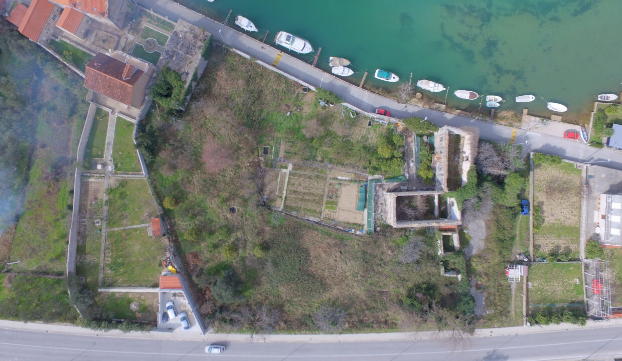 Historisches Gebäude am Meer