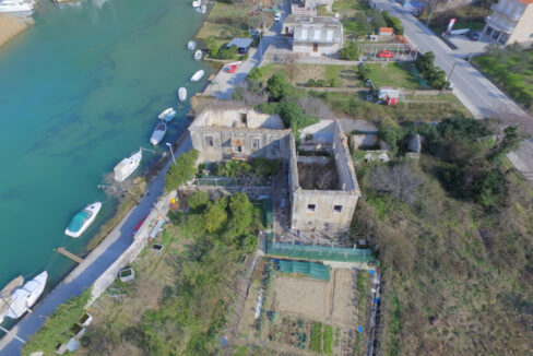 Historisches Gebäude am Meer