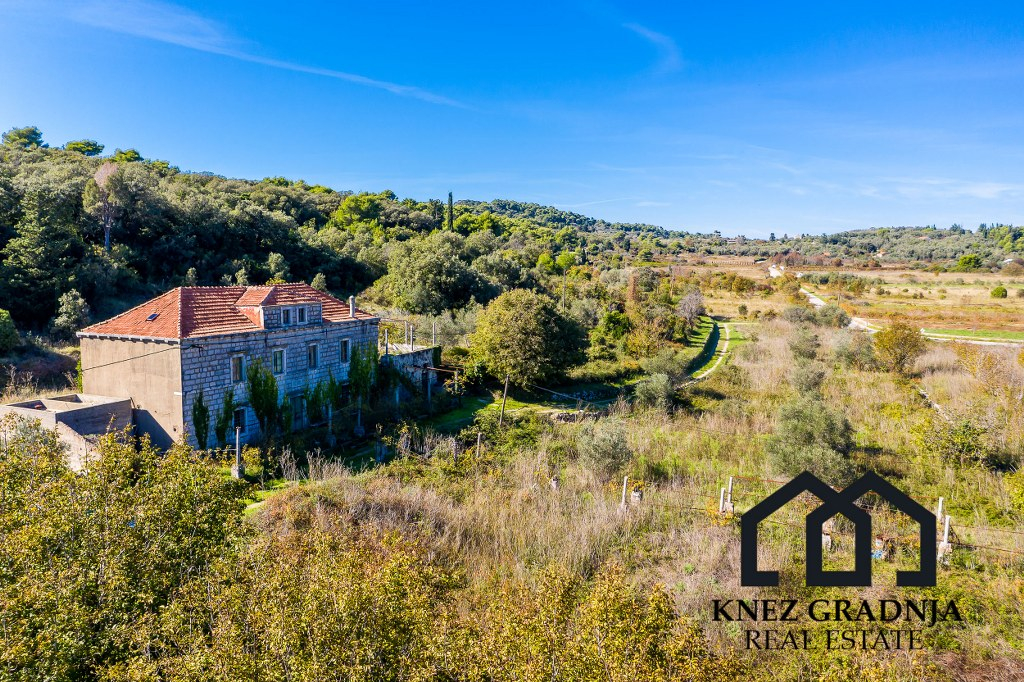 Erstaunliche handgefertigte Steinvilla auf der Insel Sipan