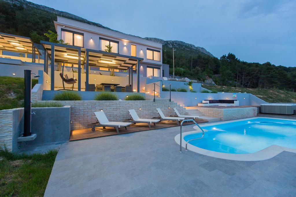 Villa mit Meerblick in einem Vorort von Split
