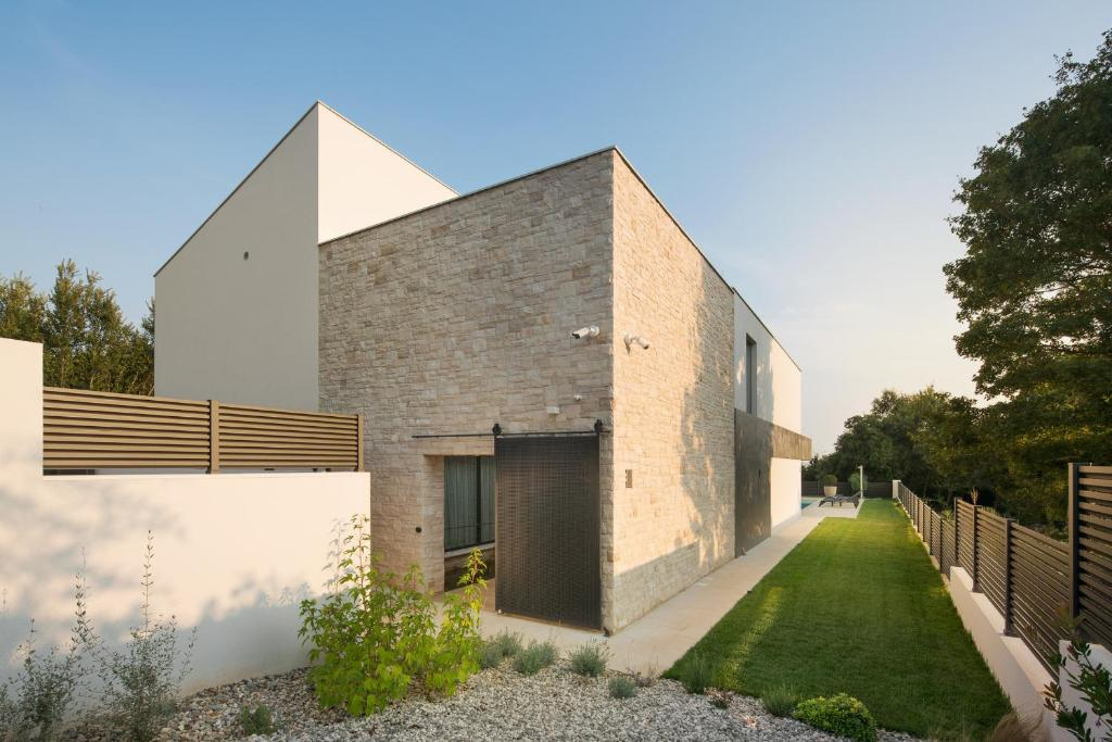Zeitgenössische luxuriöse moderne Villa - Liznjan, Istrien