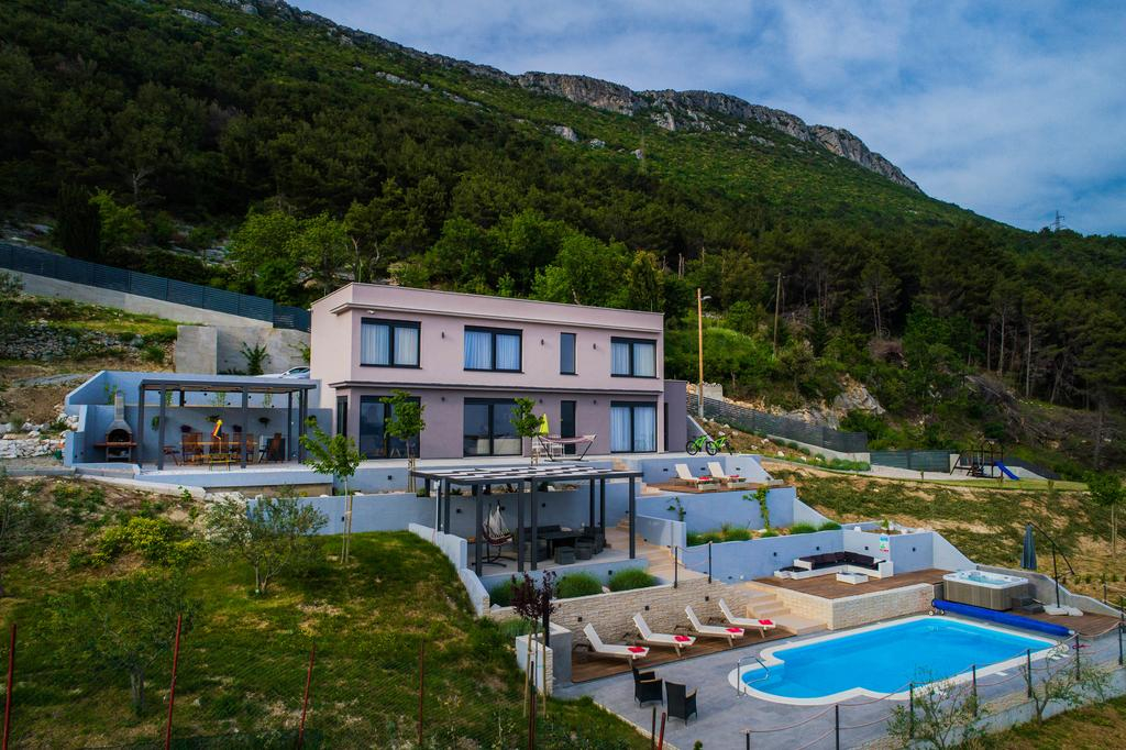 Villa mit Meerblick in einem Vorort von Split