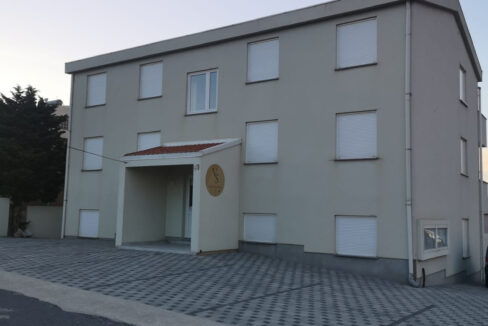Appartementhaus mit Meerblick in Cesarica