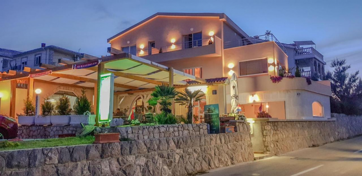 Haus am Meer mit Restaurant auf der Insel Pag
